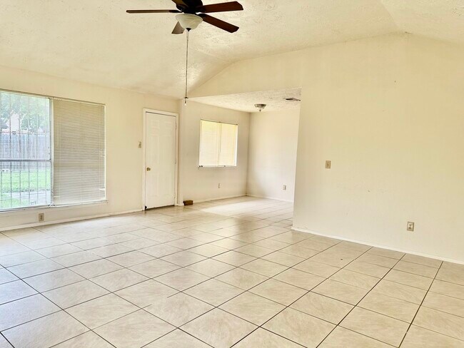 Building Photo - 2015 Lazy Ln