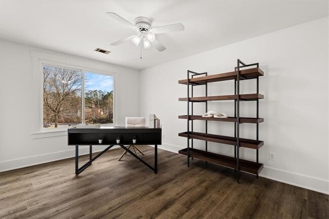 Building Photo - 425 Mikasa Dr