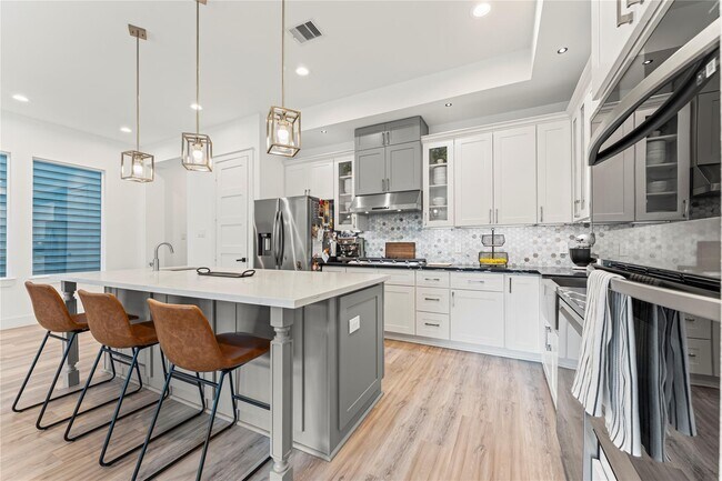 Building Photo - Wycliffe Dr.