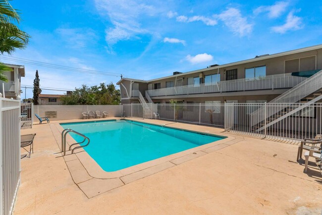 Building Photo - Cute Condo with Pool View!