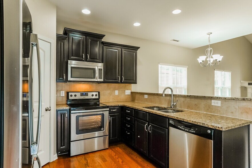 Building Photo - 636 Smith Ridge Way