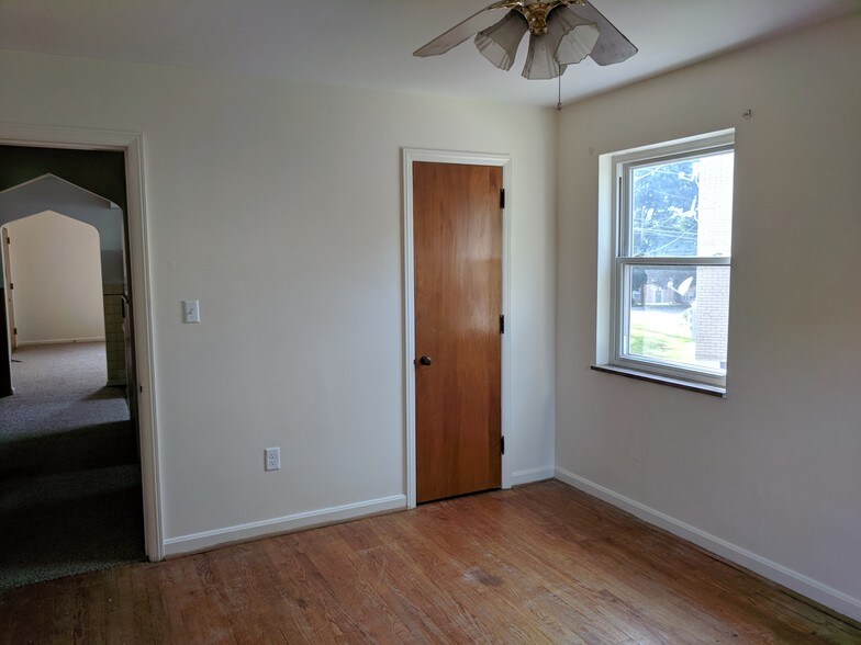 Bedroom 1 and closet - 716 S Ft Thomas Ave