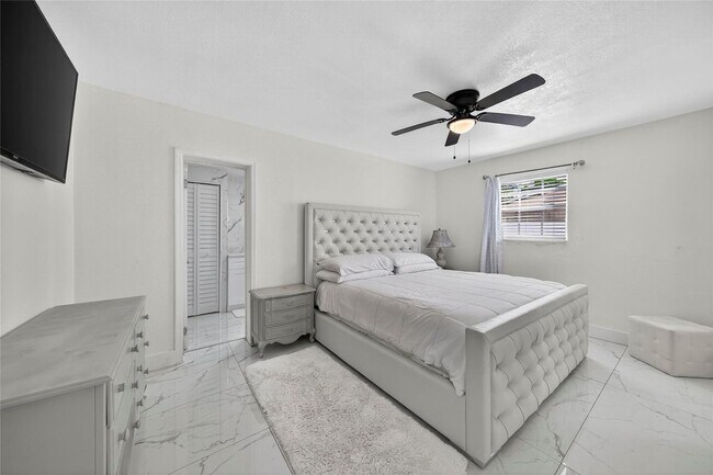 Building Photo - 19621 NW 11th Ct