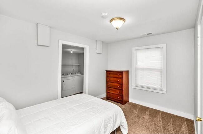 Building Photo - 2 Bed • 1 Bath • Central Location