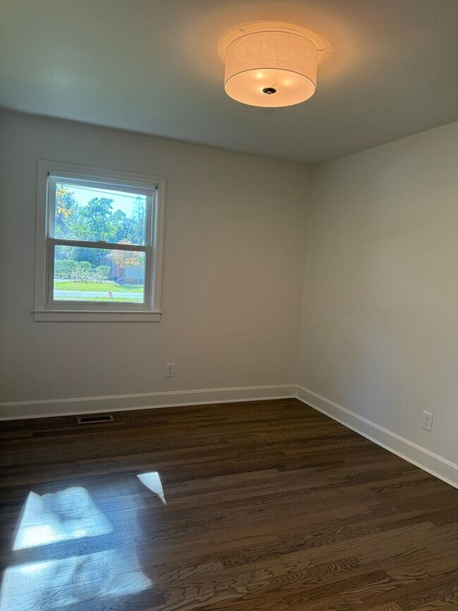 Building Photo - 3/3 Totally Renovated House on Sylvan Driv...