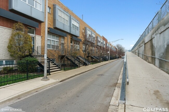 Building Photo - 2524 W Bloomingdale Ave