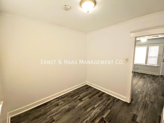 Building Photo - 1306 E Hellman St