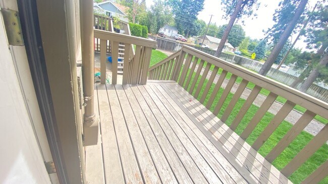 Building Photo - Move-in special!  One month free rent! 2-bedroom 1 bath Great Spokane Valley Location-New carpet ...