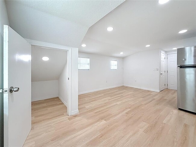 Building Photo - 618 17th Ave S