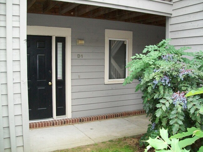 Building Photo - Updated, polished 2br END UNIT in Mill Cre...