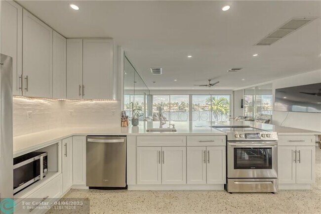 Building Photo - 2717 Yacht Club Blvd