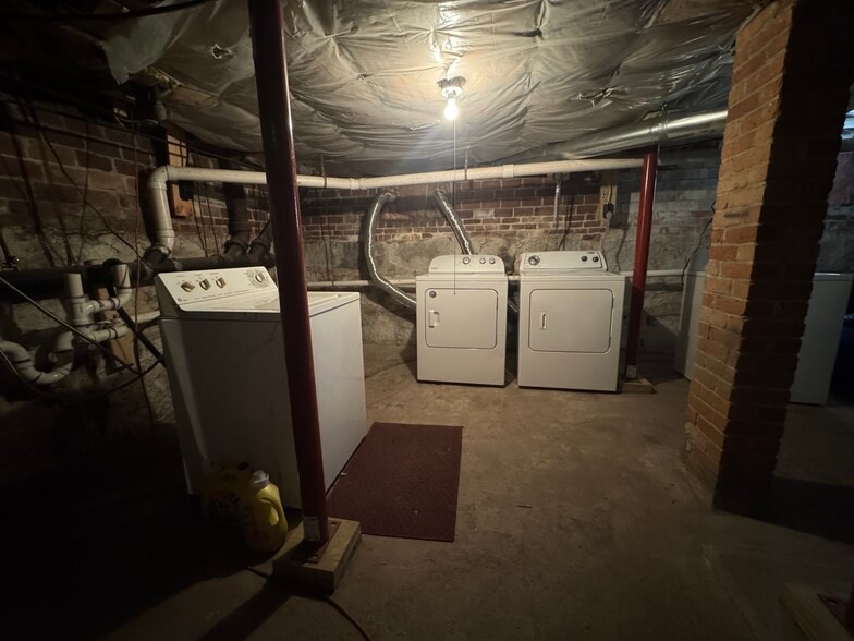 Building Photo - 10 Maple St