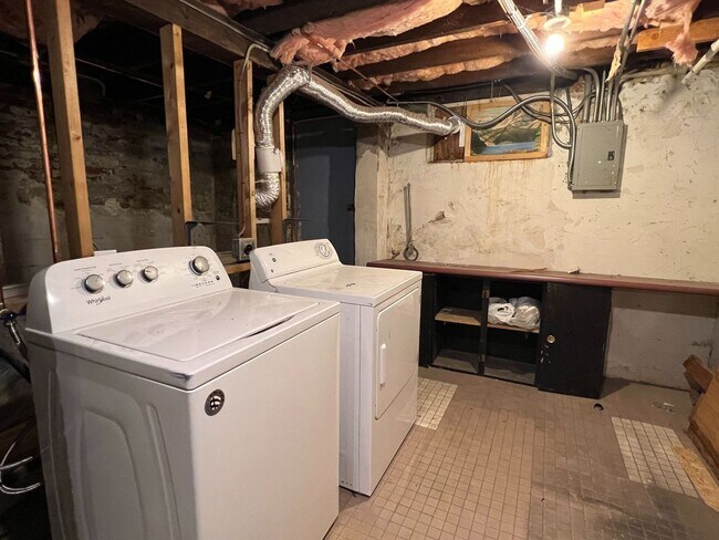 Building Photo - Beautiful original woodwork!  3 bed South Omaha home!