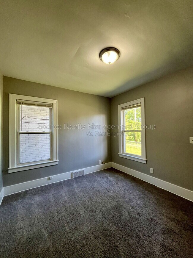 Building Photo - 170 Bondie St