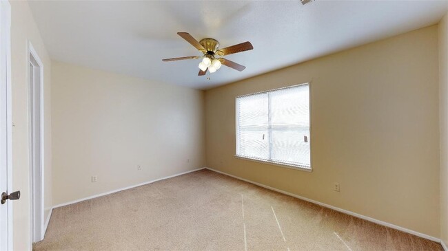 Building Photo - 305 Manuel Dr