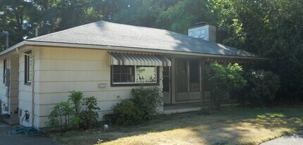 Building Photo - 2 Bedroom House ~ Close to Campus ~ Pet Fr...