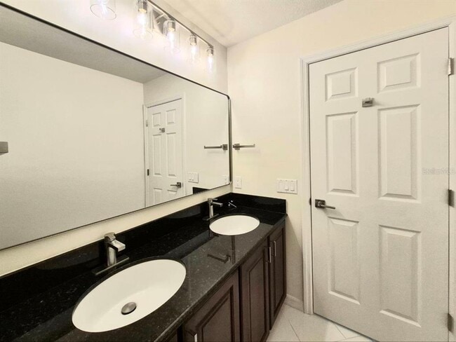 Building Photo - 2214 Green Oaks Ln