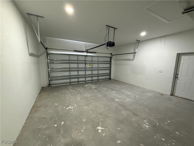 Building Photo - 1047 Hobart St