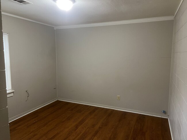 Building Photo - 2 Bed 1 Bath Duplex