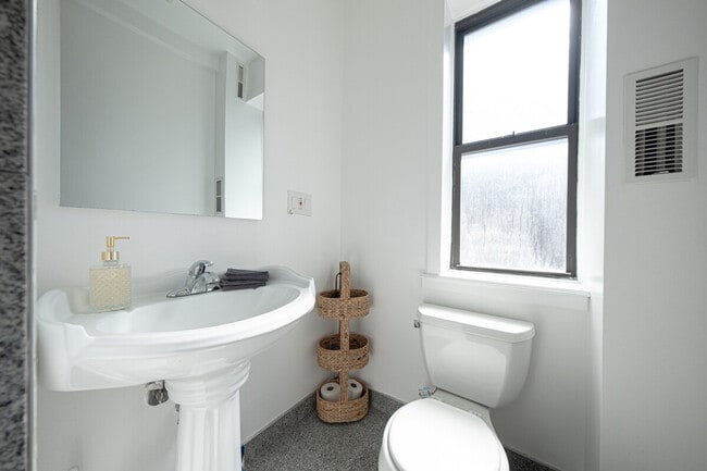 Building Photo - 125 La Salle St