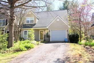 Building Photo - 736 Woodland Dr