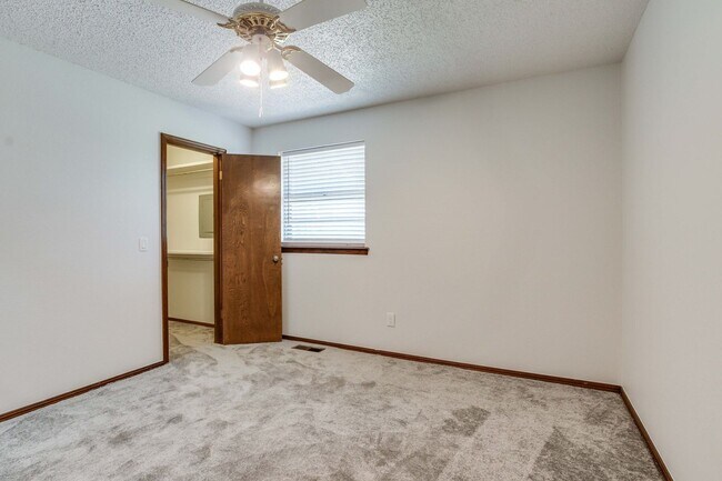 Building Photo - WALK JUST 2 BLOCKS TO EDMOND MEMORIAL – AV...
