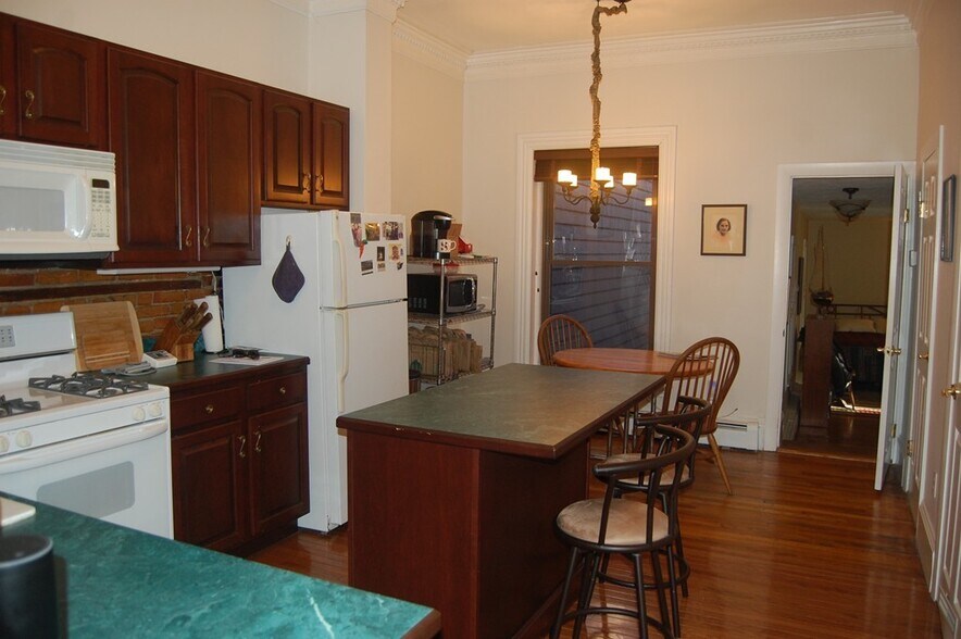 Building Photo - 397 Main St