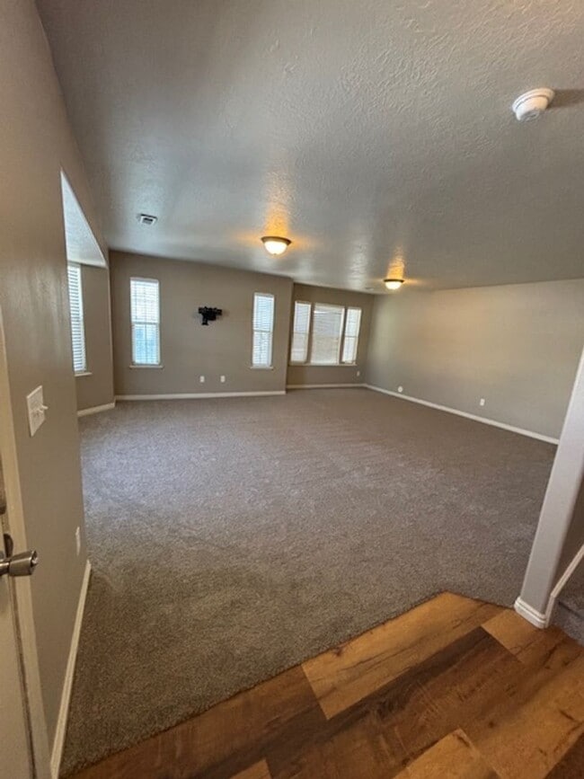 Building Photo - *Reduced price* End Unit Townhouse in Springville