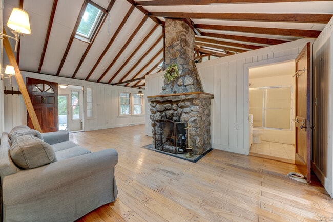 Building Photo - 285 Deepwood Dr