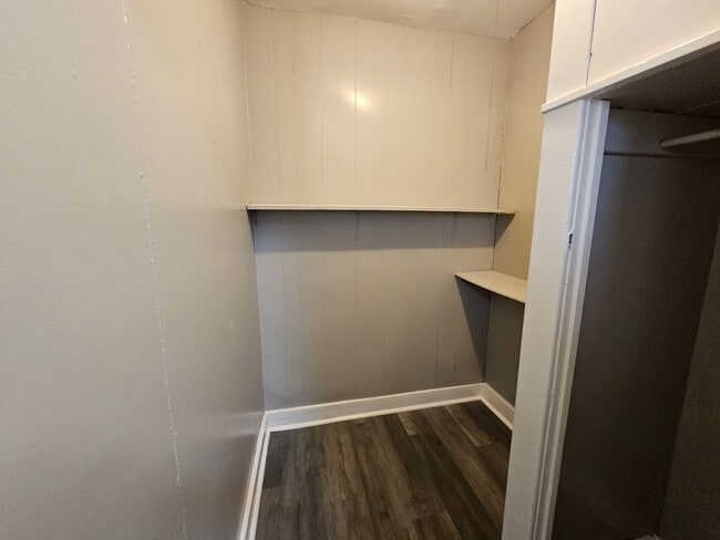 Building Photo - Newl updated 2 bedroom 1 bath located in Carrick!