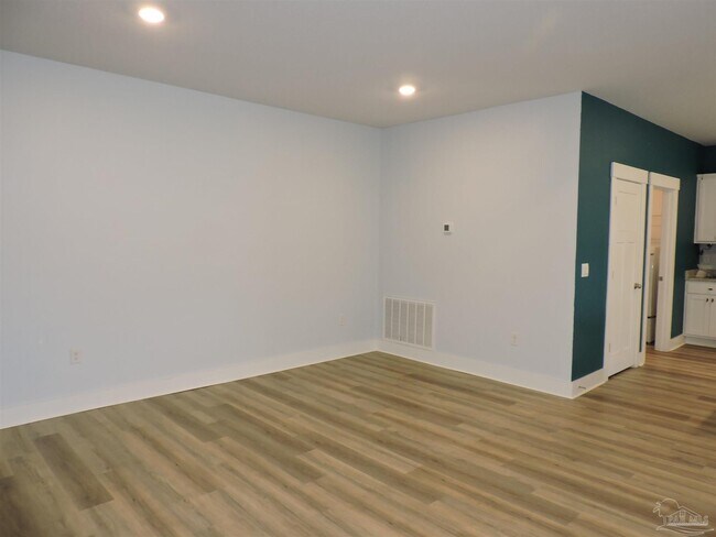 Building Photo - 10696 Davenport Lp