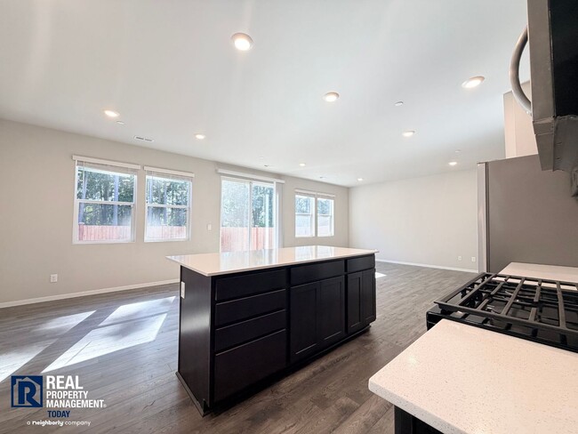 Building Photo - Stunning 4-Bedroom Home with Mount Rainier Views in Rainier Ridge!