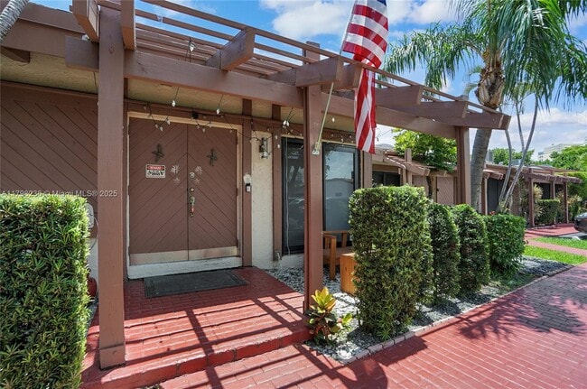 Building Photo - 2751 Parkview Dr S
