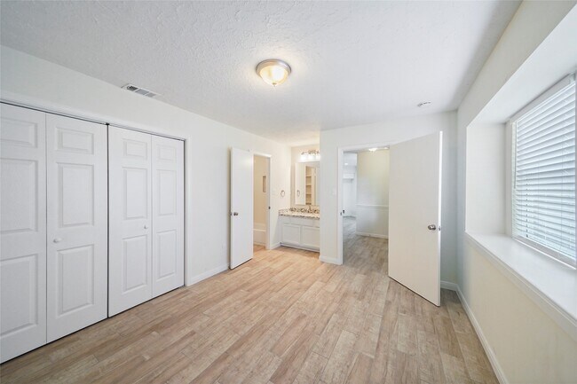 Building Photo - 22810 Dairy Gate Dr