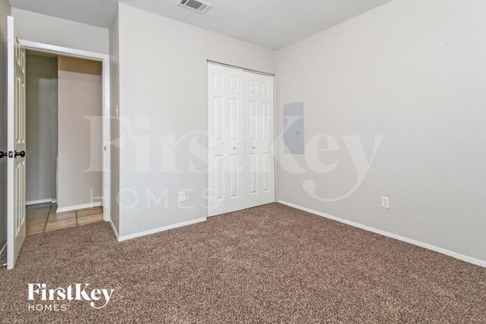 Building Photo - 405 Lone Oak Cir