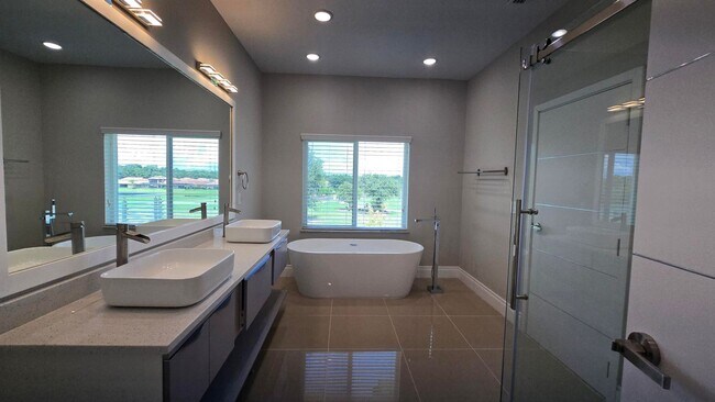 Building Photo - Beautiful and Modern 4 bed 3.5 Bath Townho...