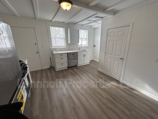 Building Photo - 27 Hilton St