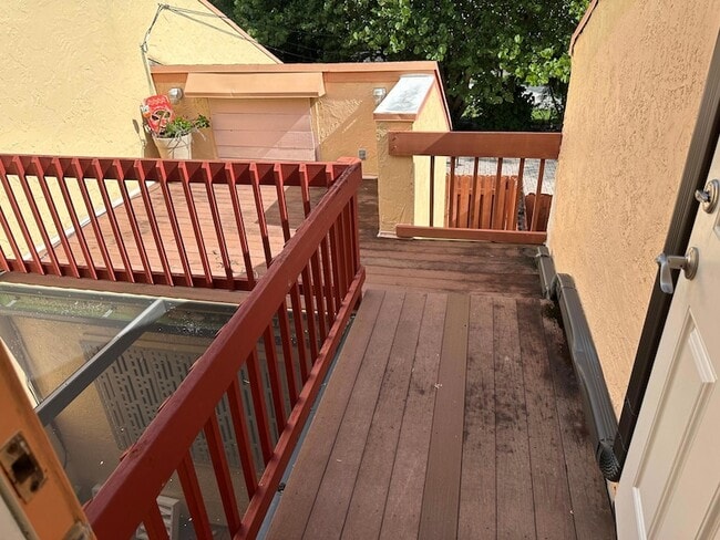 Building Photo - 797 S Riverside Dr