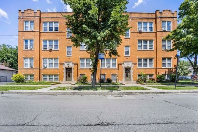 Primary Photo - 4742 W Roscoe St