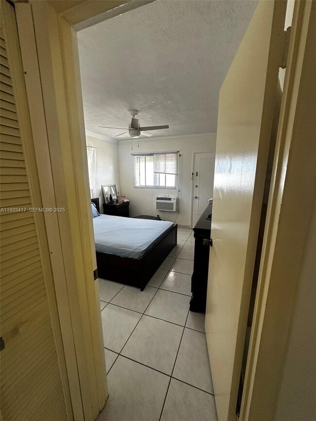 Building Photo - 920 SW 11th Ave