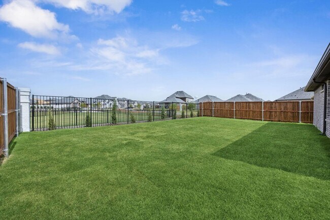 Building Photo - Prime Location Available First of November