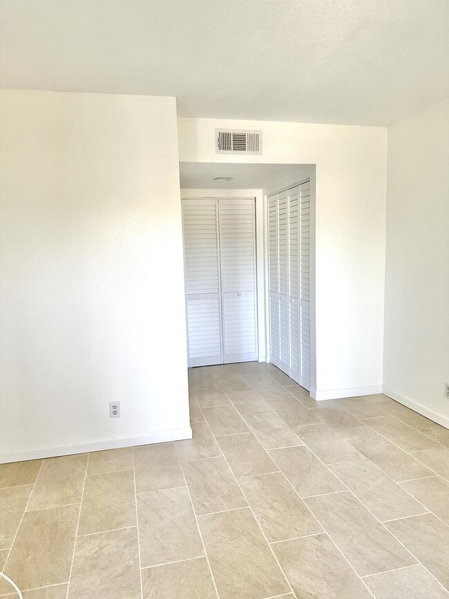 Building Photo - 1566 SE Royal Green Cir