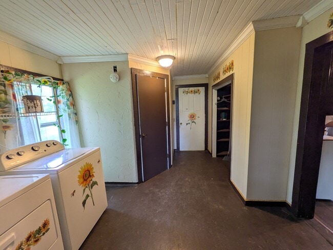 Building Photo - 405 S Skaggs Rd