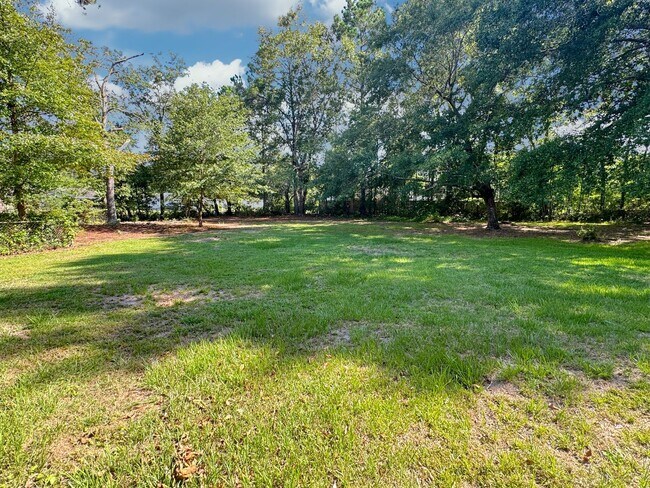 Building Photo - AVAILABLE AUGUST 2025 [PET FRIENDLY]