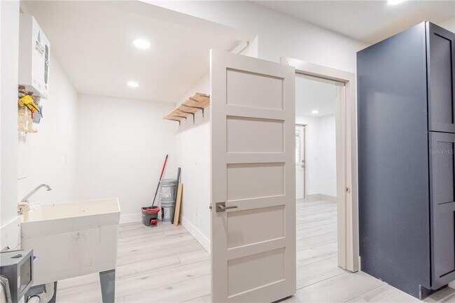 Building Photo - 4712 W Bay Ave