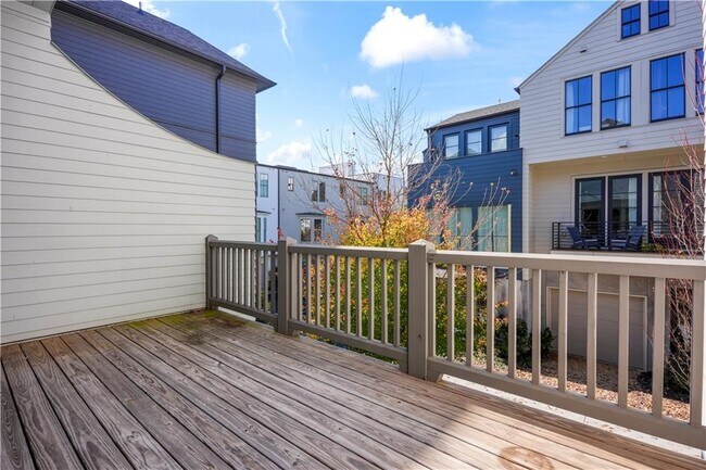 Building Photo - 689 Fraser St SE