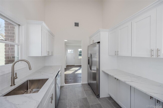 Building Photo - 24 Woodbine Dr S