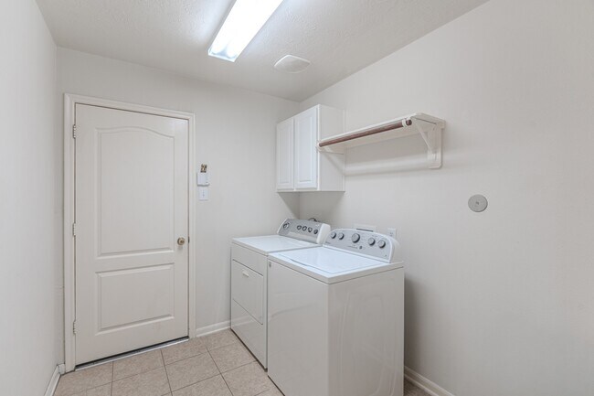 Building Photo - 6618 Trenton Lake Ln