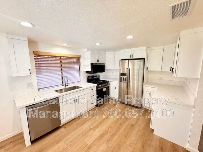 Building Photo - 41595 Navarre Ct