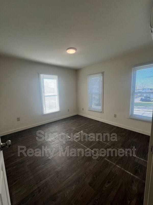 Building Photo - 122 N Center St